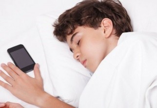 Sommeil : trop de jeunes dorment avec des écouteurs - Le Parisien